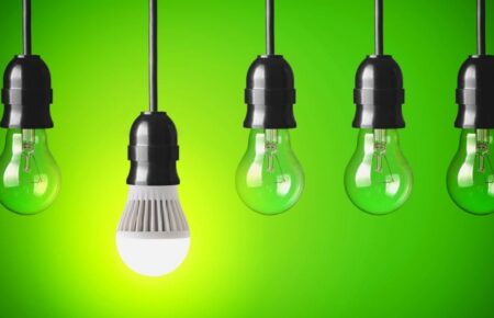 Den Zaminy zvychaynu lampochku na enerhozberihaiuchu