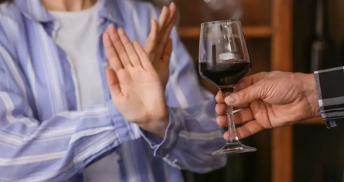 https://daytoday.ua/wp-content/uploads/2021/02/Mizhnarodnyy-Den-liudey-iaki-peremohly-alkoholizm.jpg?ezimgfmt=ng%3Awebp%2Fngcb1%2Frs%3Adevice%2Frscb1-1
