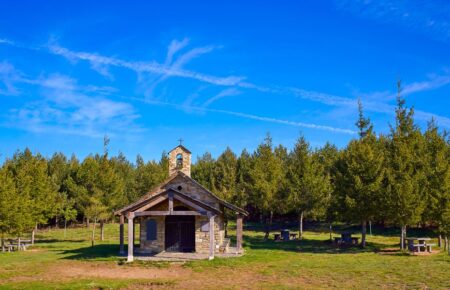 День пам'яті мучеників Юліана, пресвітера, і Кесарія, диякона