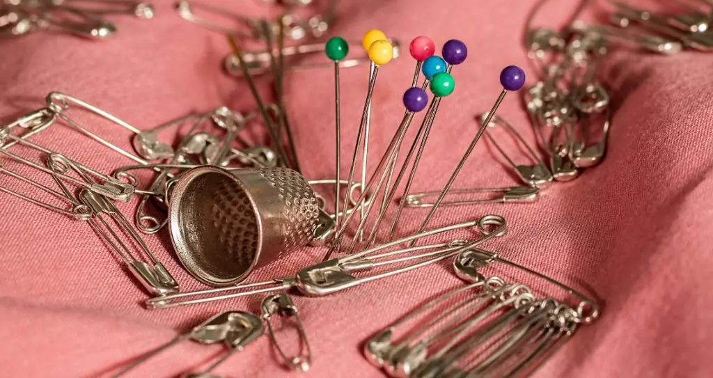 День шпильок та голок