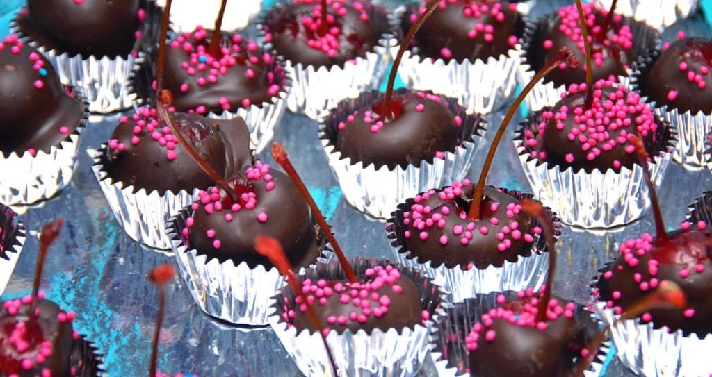 День вишні у шоколаді