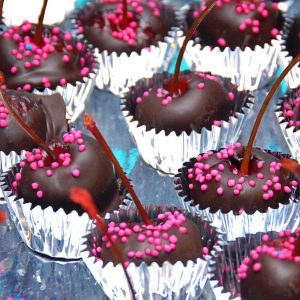 День вишні у шоколаді