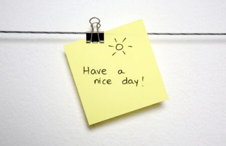 Подивіться на день з яскравого боку (Look On The Bright Side Day)