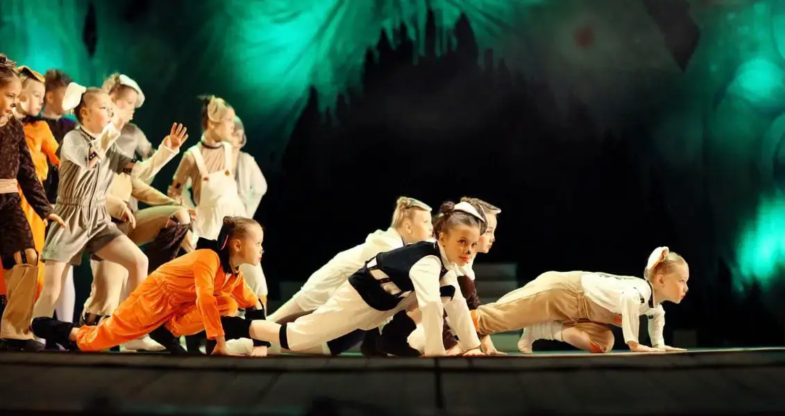 https://daytoday.ua/wp-content/uploads/2024/03/Vsesvitniy-den-teatru-dlia-ditey-ta-iunatstva.jpg?ezimgfmt=ng%3Awebp%2Fngcb1%2Frs%3Adevice%2Frscb1-1