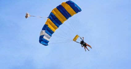 Всесвітній день стрибків з парашутом