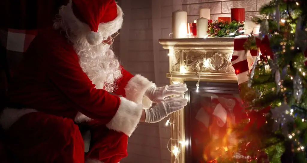 Санта Клаус біля каміна