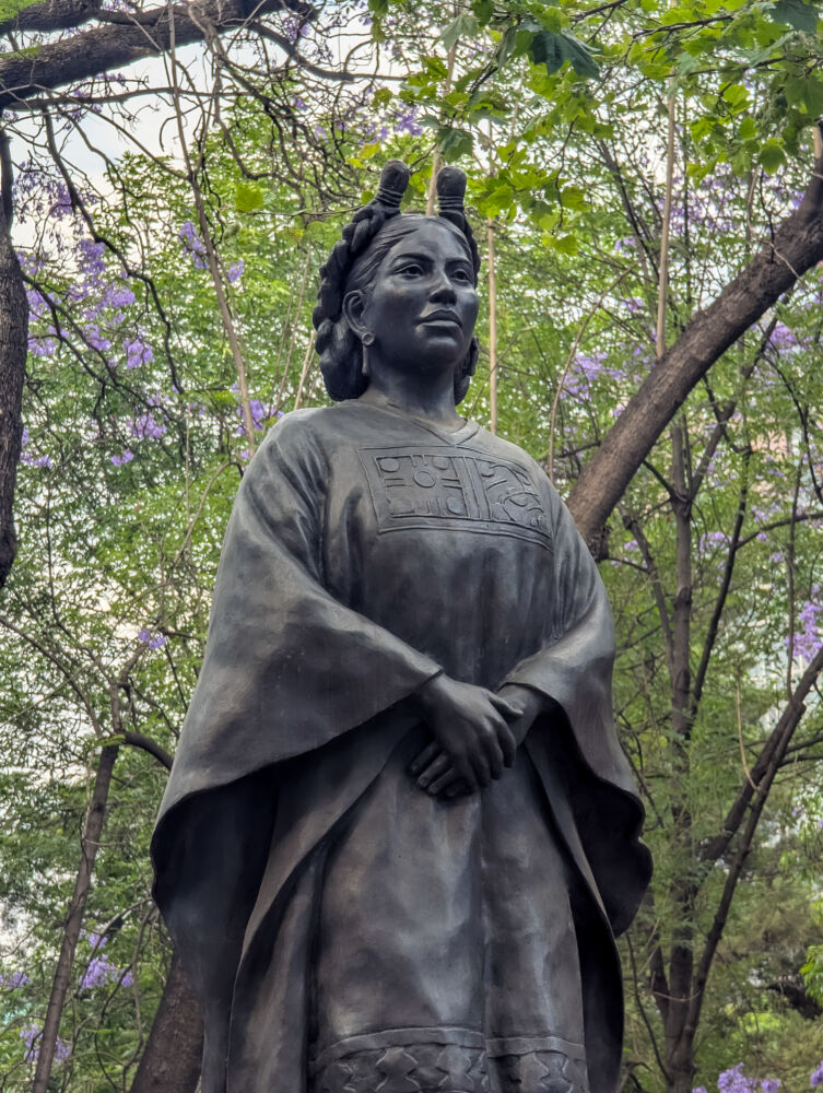 Sculpture of Malintzin on Paseo de las Hero&iacute;nas, Paseo de la Reforma, Mexico City.